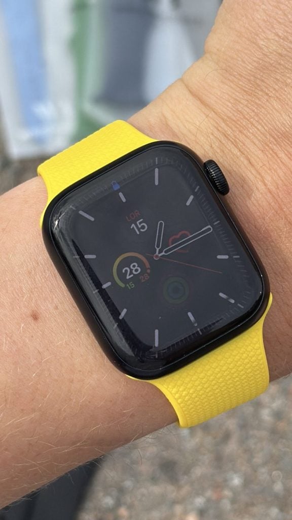 apple watch series 7 i 41 mm med wristbuddys silikonarmband i vertech yellow på handleden