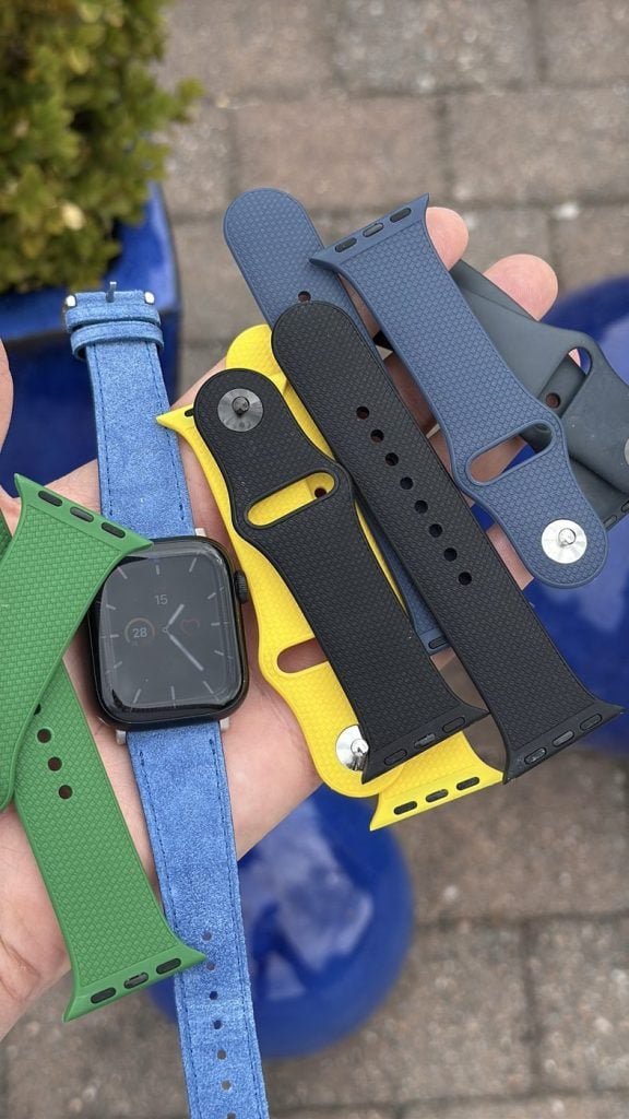 närbild på vertech-texturen och den runda knappen på wristbuddys silikonarmband till apple watch