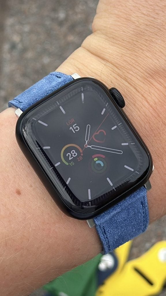 apple watch series 7 med wristbuddys läderarmband i ocean blue suede monterat på silveradaptrar