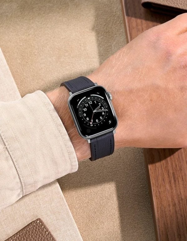 apple watch med svart fkm-gummiband från wristbuddys på handleden
