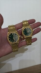 två royal oak i gult guld med malakiturtavla, 37 och 41 mm, i handflatan hos audemars piguet på watches and wonders 2026