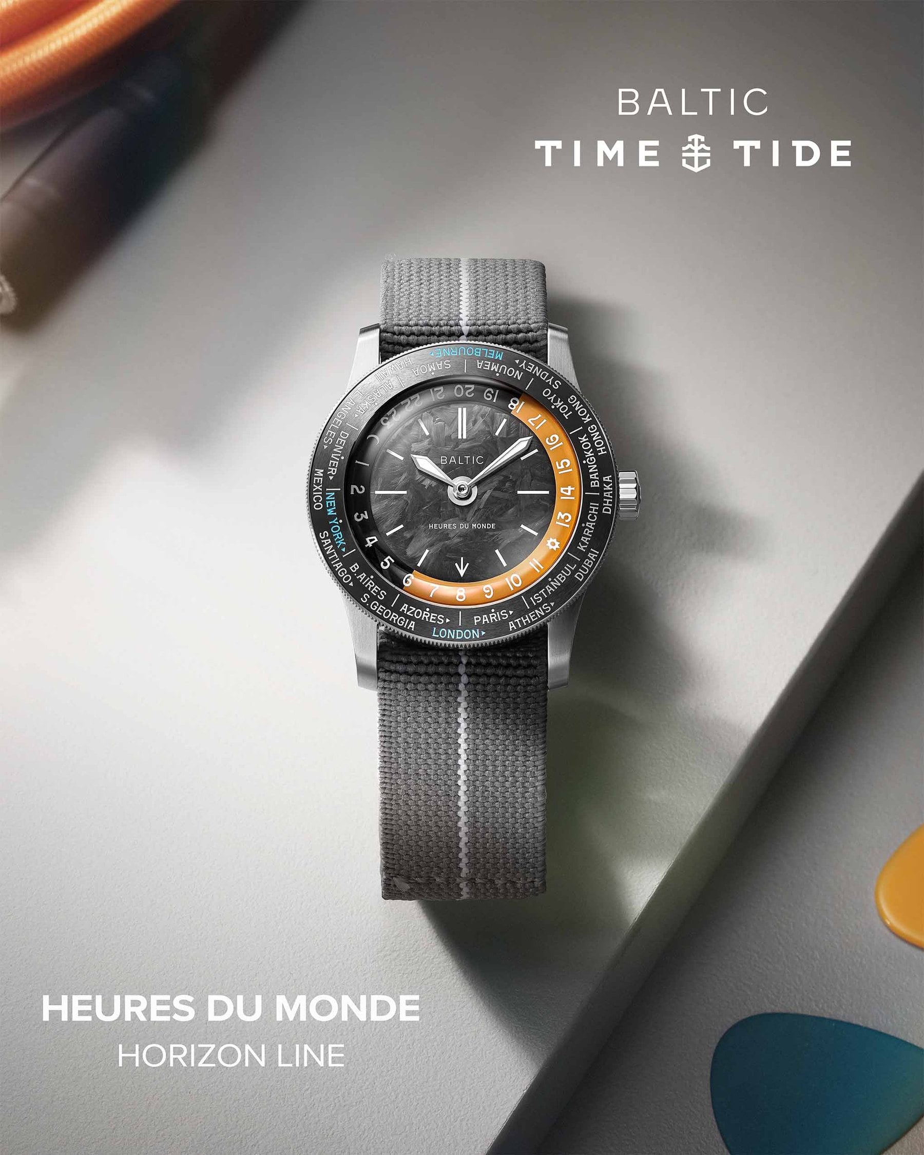 baltic x time+tide heures du monde horizon line i smidd kolfiber på grått textilarmband