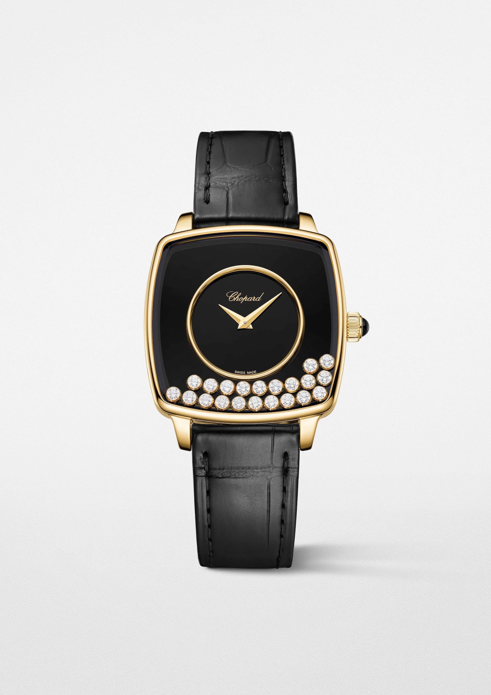 Chopard happy diamonds heritage med kuddformad guldboett och svart alligatorarmband mot ljus bakgrund chopard happy diamonds heritage med kuddformad guldboett och svart alligatorarmband mot ljus bakgrund
