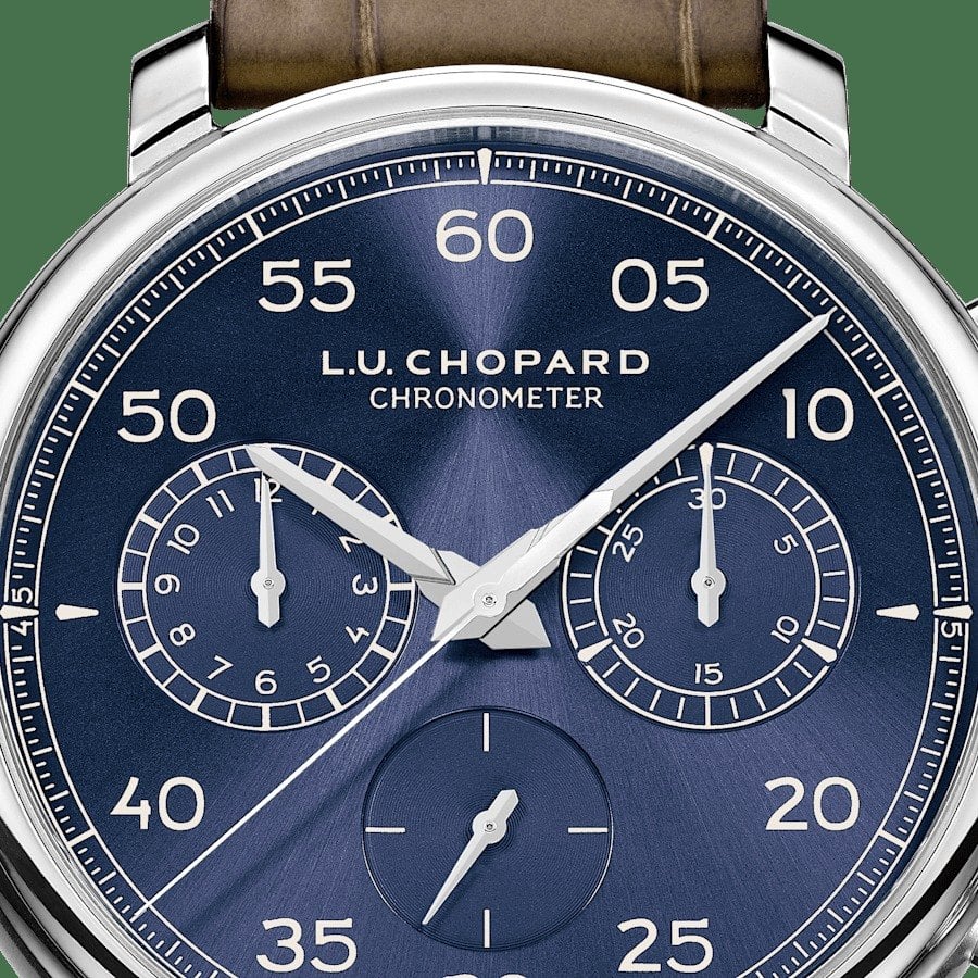 närbild på den avcentrerade prussian blue-urtavlan med inskriptionen l.u.chopard chronometer