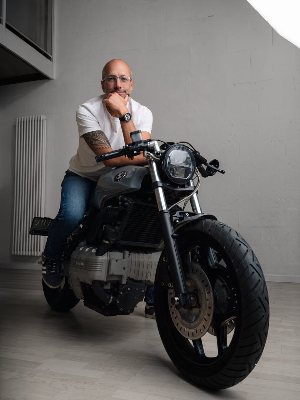 Urmakaren david candaux lutad mot en ombyggd motorcykel i verkstaden urmakaren david candaux lutad mot en ombyggd motorcykel i verkstaden