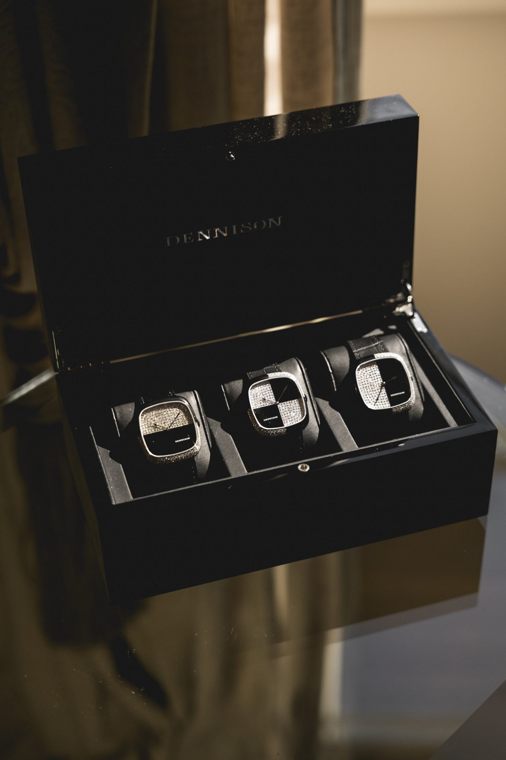 dennison ald checker capsule collection i presentask med alla tre versionerna