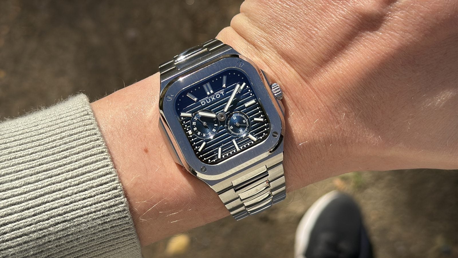 Duxot Quadrata 24 Hour Automatic DX-2084-33 med blå urtavla buren på handleden i dagsljus