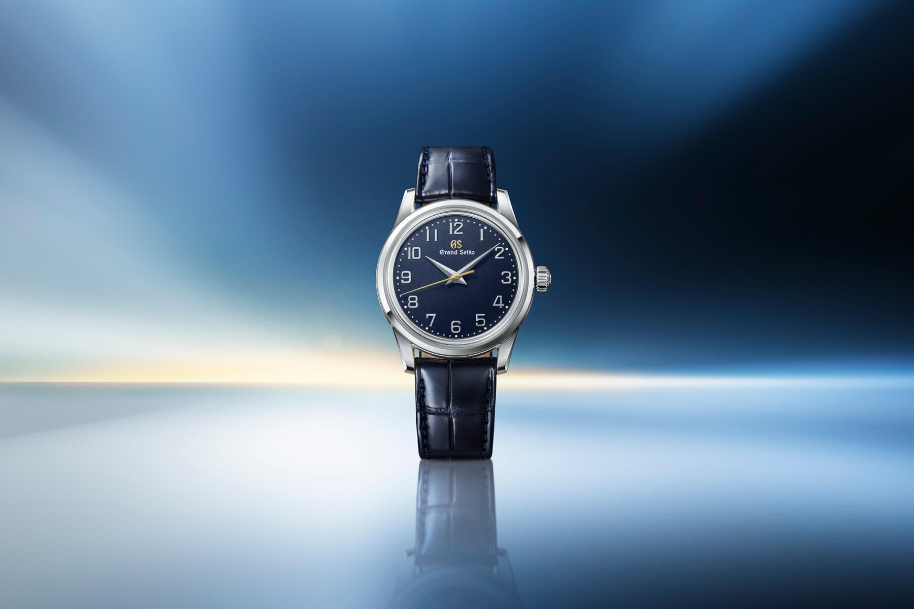 grand seiko elegance classic blue arabic med djupt marinblå urtavla, dramatiskt ljussatt