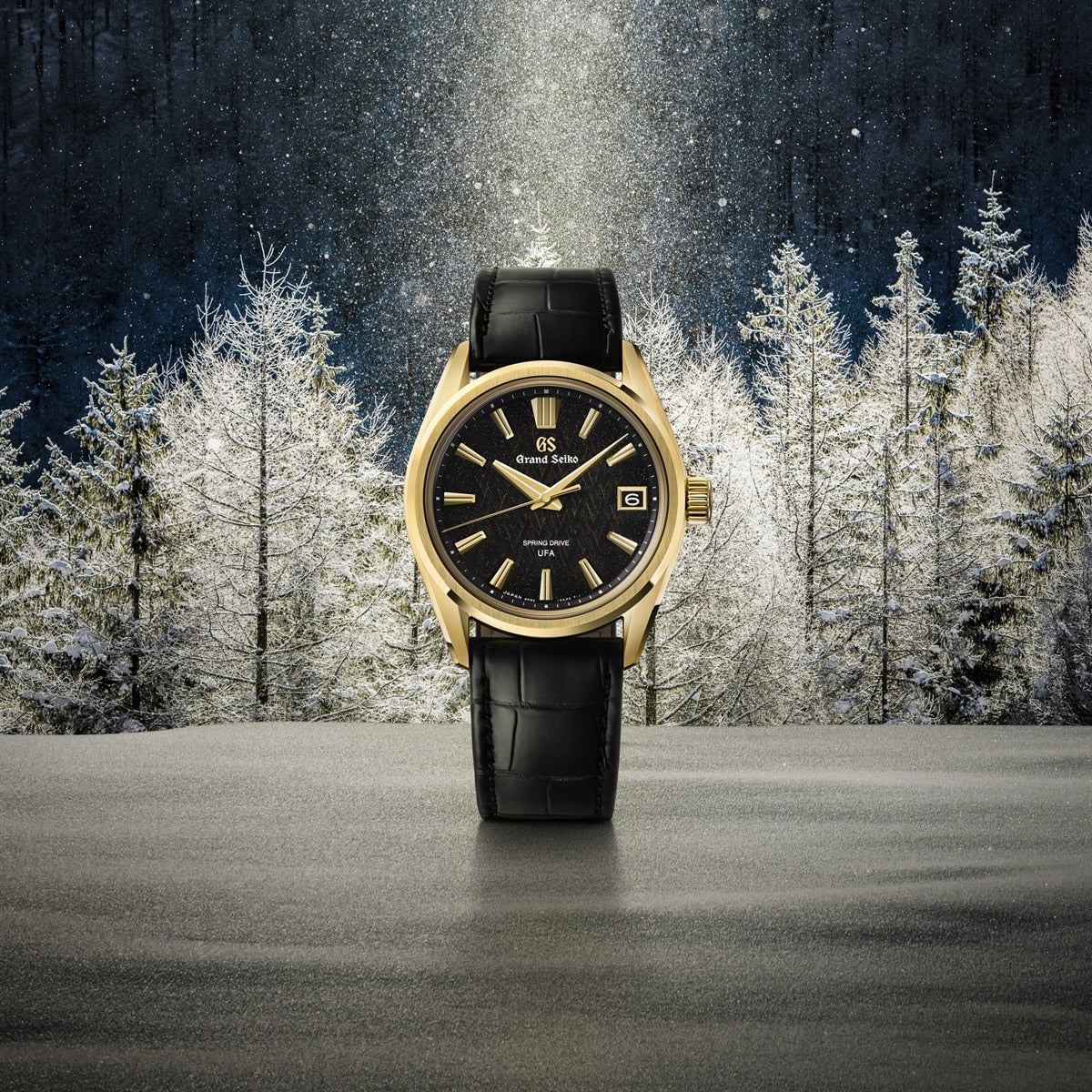 Grand seiko spring drive u. F. A. Ice forest at dawn i 18k gult guld mot en snötäckt lärkskog i gryningsljus grand seiko spring drive u.f.a. ice forest at dawn i 18k gult guld mot en snötäckt lärkskog i gryningsljus