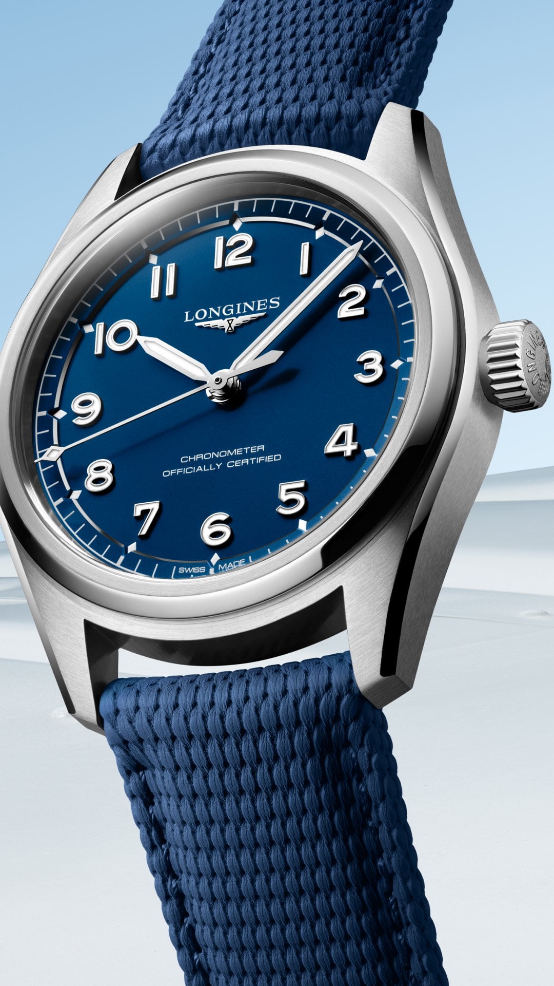 Longines Spirit Pilot med blå urtavla och blått textilarmband, framifrån