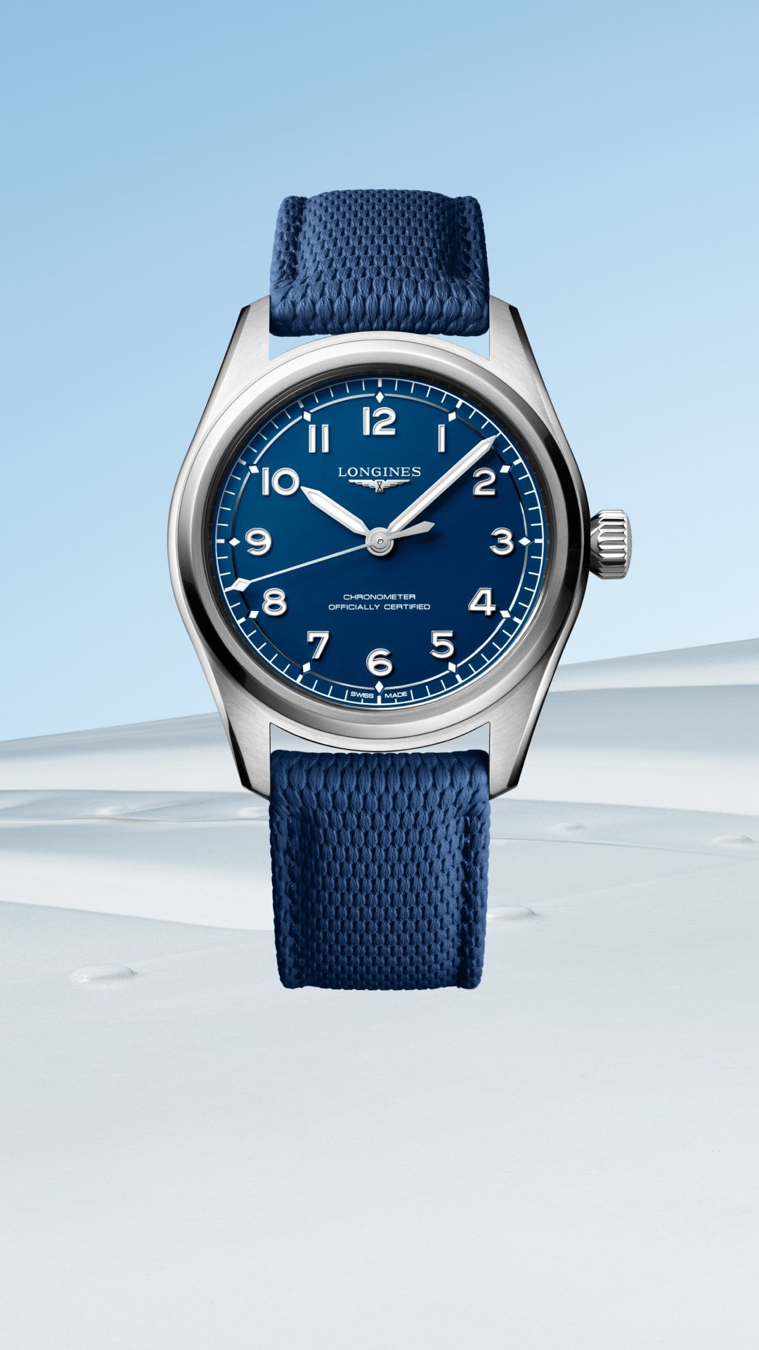 Longines spirit pilot i blått buren rakt framifrån mot ljus bakgrund longines spirit pilot i blått buren rakt framifrån mot ljus bakgrund