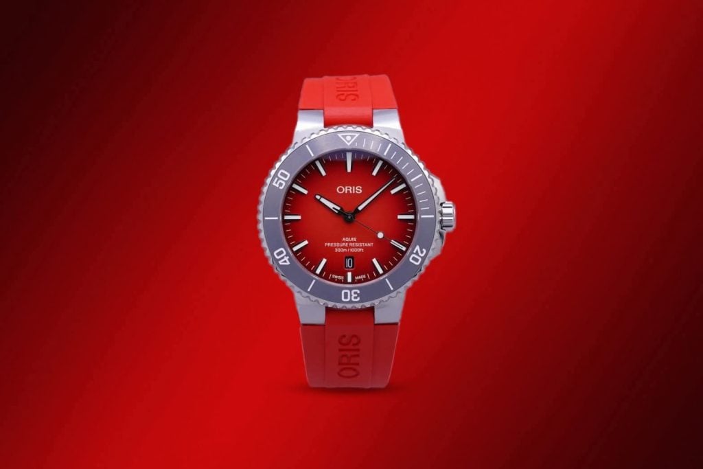 oris x central limited edition ii – aquis med metalliskt röd gradienturtavla och rött gummiarmband