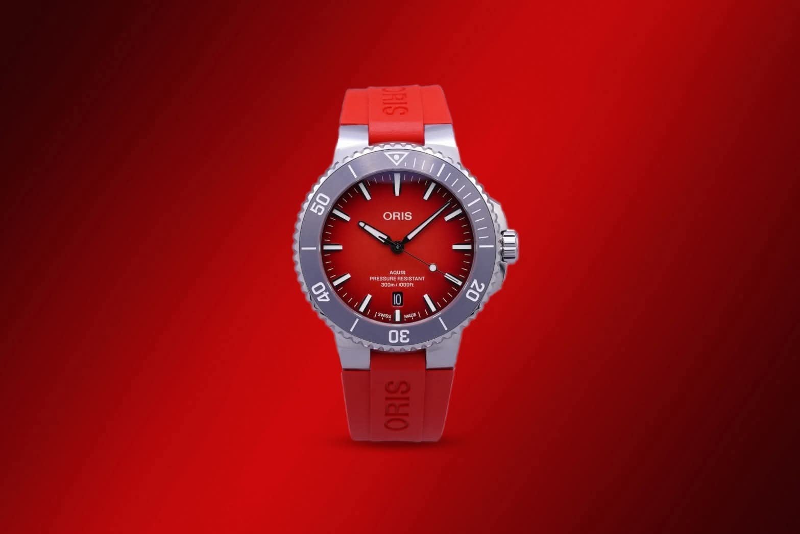 oris x central limited edition ii – aquis med metalliskt röd gradienturtavla och rött gummiarmband