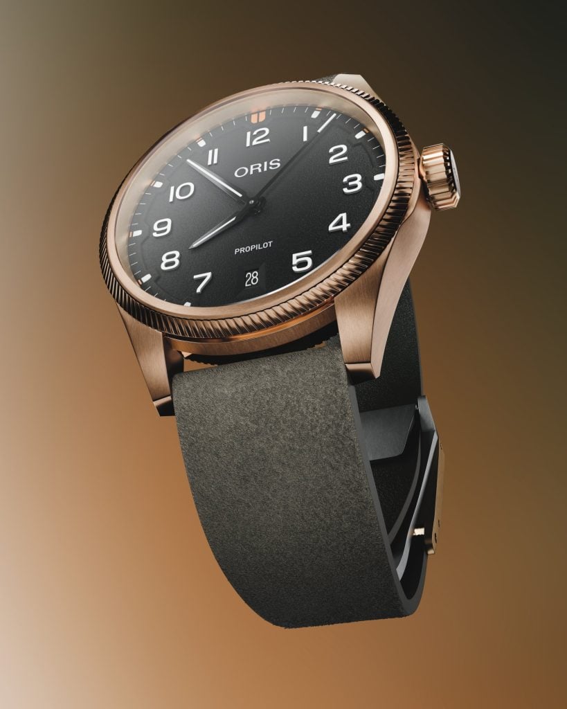 Oris propilot bronze i vinkel där den räfflade bronsinfattningen och den överdimensionerade kronan syns oris propilot bronze i vinkel där den räfflade bronsinfattningen och den överdimensionerade kronan syns