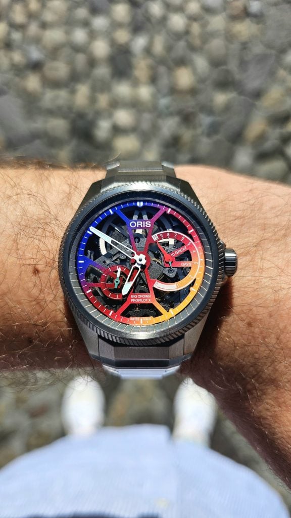 Oris propilot x gonzo edition på handleden med flerdelat titanarmband, sedd rakt uppifrån oris propilot x gonzo edition på handleden med flerdelat titanarmband, sedd rakt uppifrån