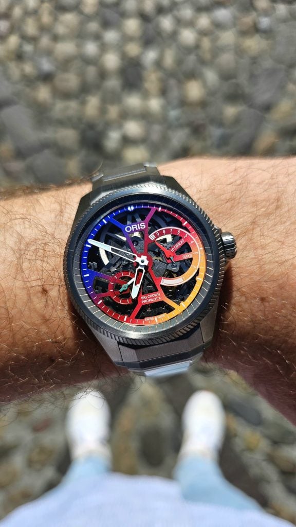 Oris propilot x gonzo edition på handleden i vinkel, där boettens fasettering och titanarmbandet syns oris propilot x gonzo edition på handleden i vinkel, där boettens fasettering och titanarmbandet syns