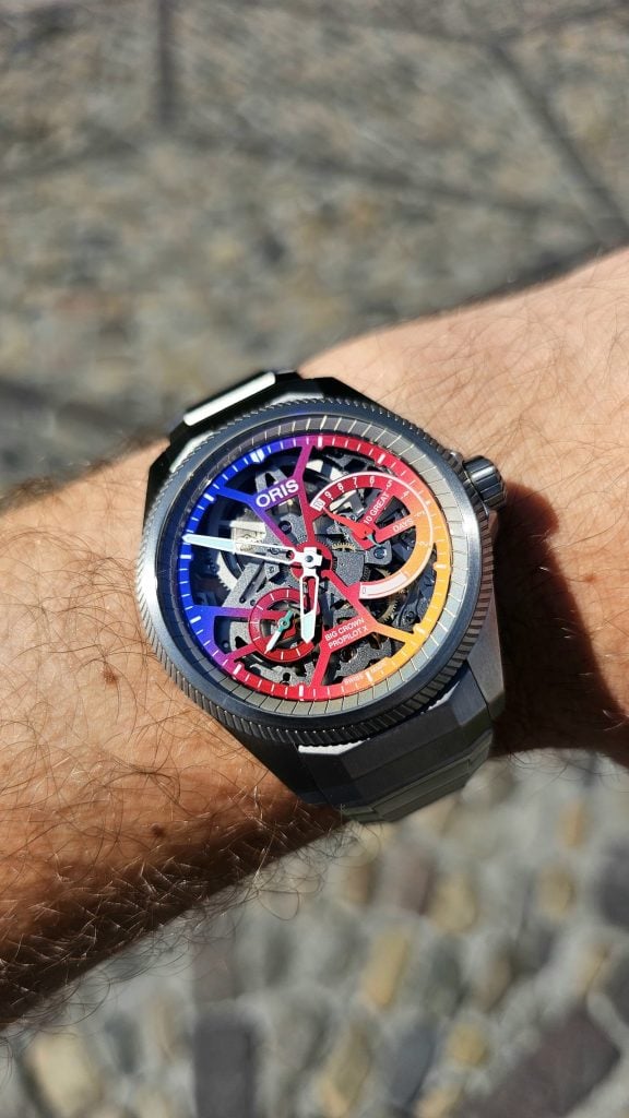 Den räfflade infattningen och den skruvade titankronan på oris propilot x gonzo edition den räfflade infattningen och den skruvade titankronan på oris propilot x gonzo edition