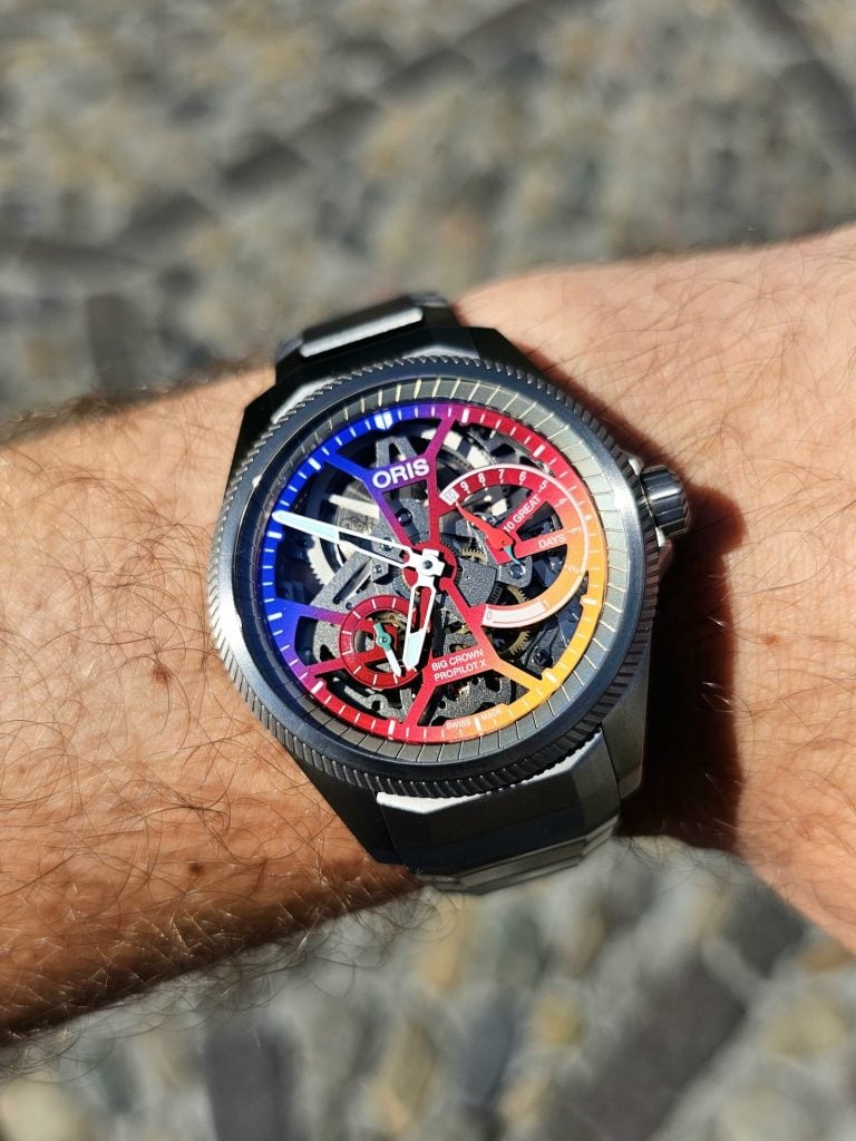 Urtavlan på oris propilot x gonzo edition i direkt solljus där det skeletterade verket syns tydligt urtavlan på oris propilot x gonzo edition i direkt solljus där det skeletterade verket syns tydligt