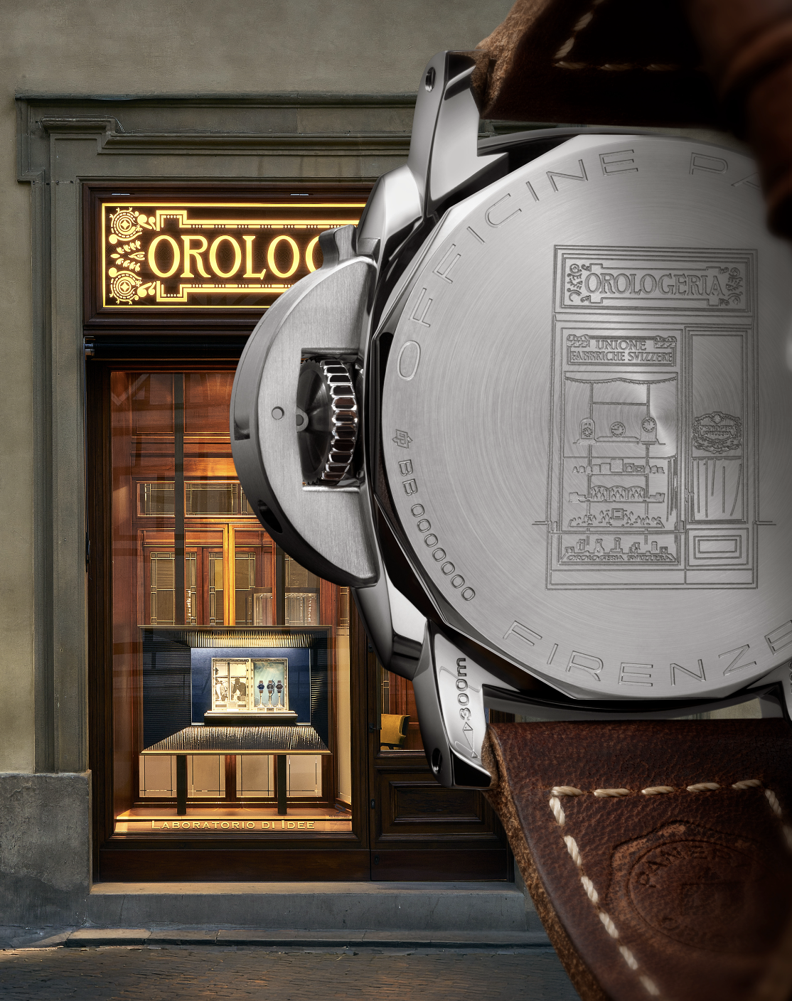 Boettbaksidan på Panerai Luminor Firenze 8 Giorni med graverad bild av butiken Orologeria Svizzera och texten Officine Panerai Firenze, framför butiksfasaden i Florens