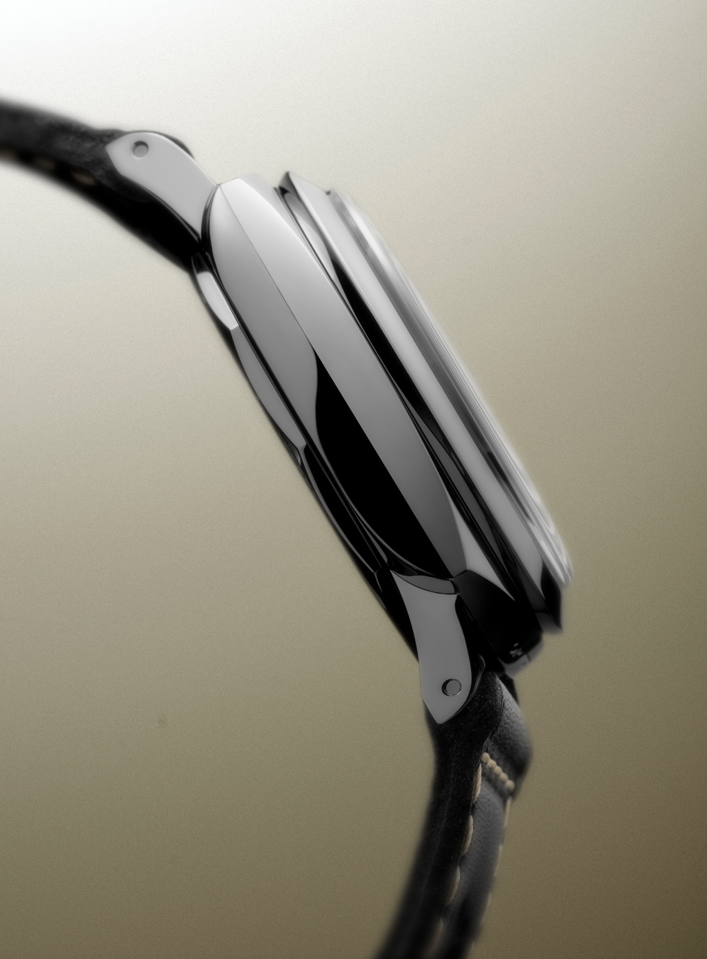 Profilbild av panerai luminor firenze 8 giorni som visar det kuddformade, polerade stålboettet från sidan profilbild av panerai luminor firenze 8 giorni som visar det kuddformade, polerade stålboettet från sidan