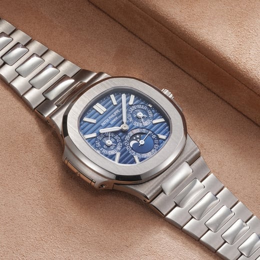 Patek philippe nautilus ref. 5740/1g-001 i vitguld hos phillips patek philippe nautilus ref. 5740/1g-001 i vitguld hos phillips