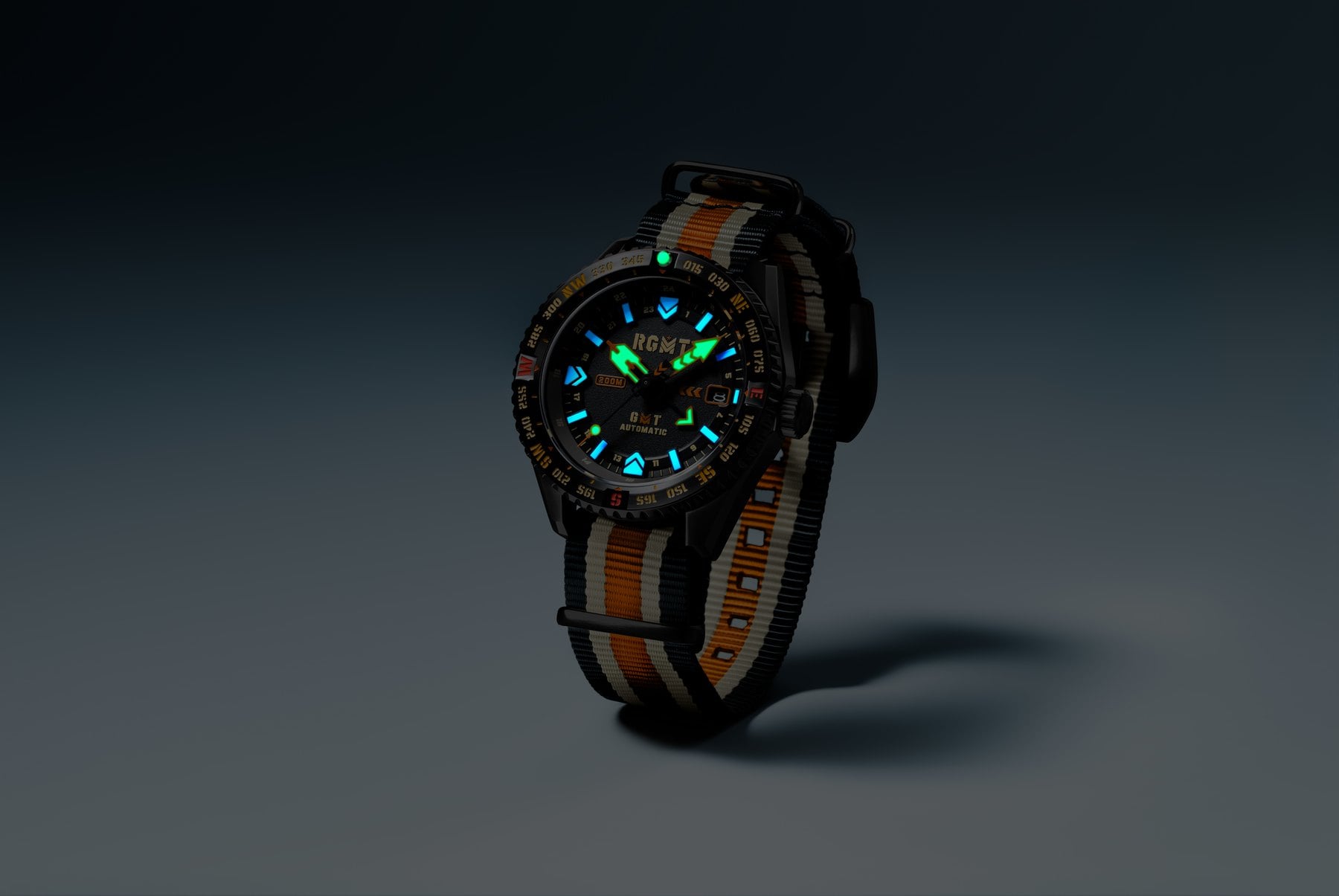 Rgmt dragoon gmt automatic i miljöbild – 42 mm taktisk verktygsklocka med kompasslünett rgmt dragoon gmt automatic i miljöbild – 42 mm taktisk verktygsklocka med kompasslünett