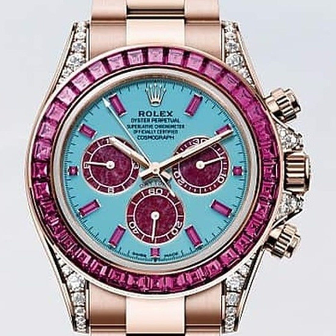 Närbild på den turkosa urtavlan med rubinräkneverk på rolex daytona sommar närbild på den turkosa urtavlan med rubinräkneverk på rolex daytona sommar