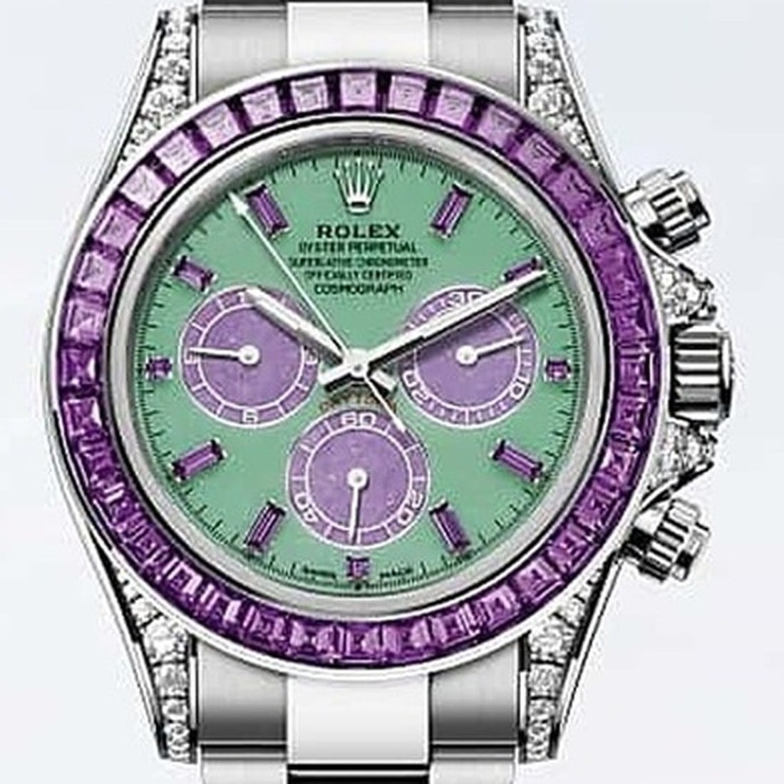 Närbild på urtavlan i krysopras med räkneverk i lepidolit på rolex daytona vår närbild på urtavlan i krysopras med räkneverk i lepidolit på rolex daytona vår