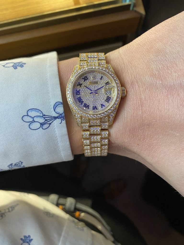 Diamantsatt rolex i gult guld med pavéurtavla och diamantsatt länk diamantsatt rolex i gult guld med pavéurtavla och diamantsatt länk