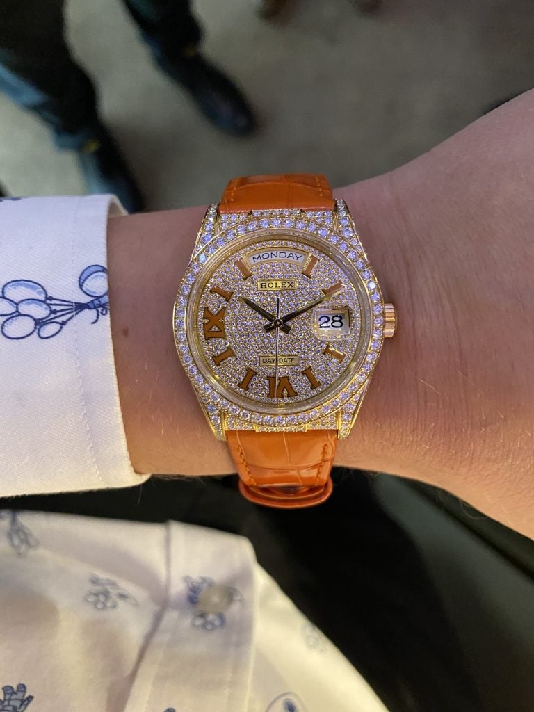 Rolex med pavéurtavla och diamantinfattning på orange läderarmband rolex med pavéurtavla och diamantinfattning på orange läderarmband