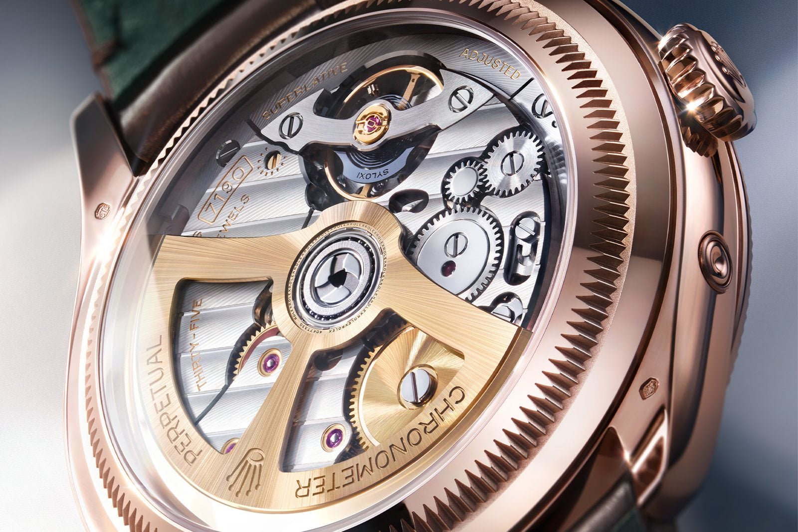 kaliber 7190 sedd genom safirboettlocket på rolex perpetual padellone, med rotor i guld och rolex côtes de genève-dekor