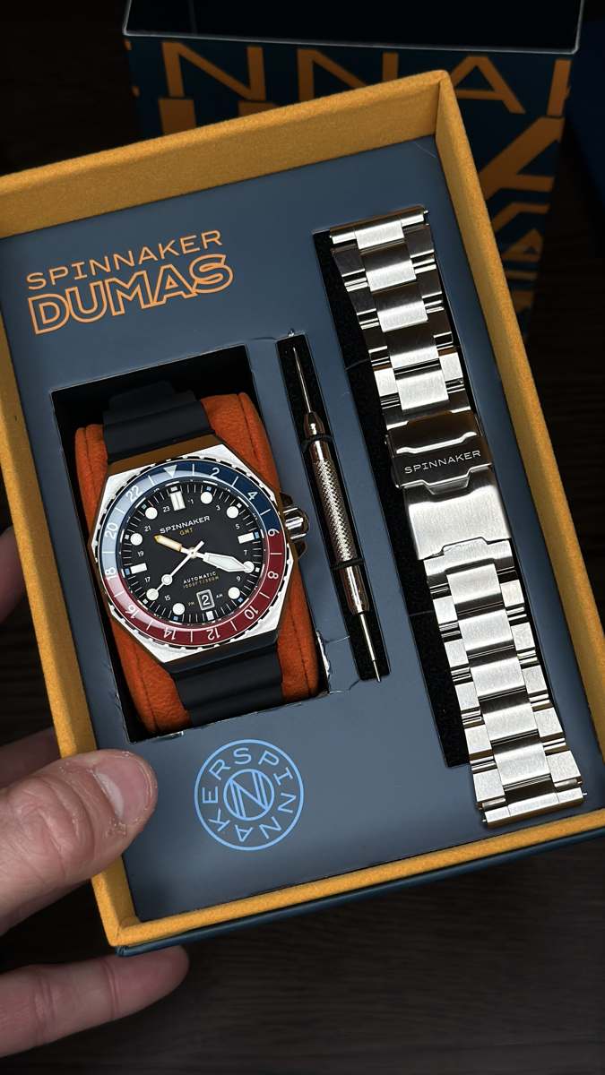 spinnaker dumas gmt automatic i sin förpackning med gummiband på klockan, extra stålarmband och medföljande bandverktyg