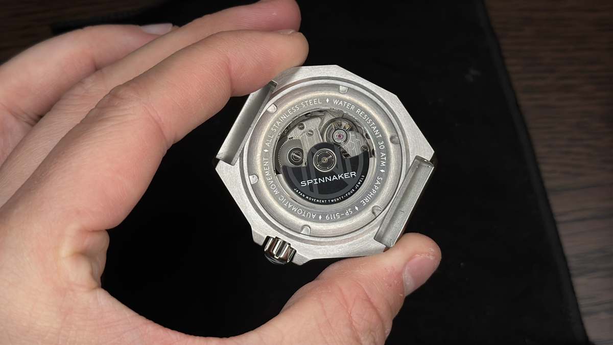 genomskinlig boettbaksida på spinnaker dumas gmt automatic med insyn i det japanska automatverket och graveringen 30 atm