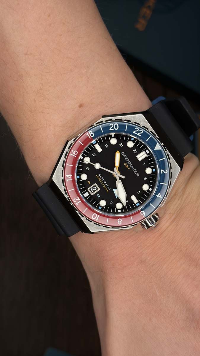 spinnaker dumas gmt automatic buren på det medföljande svarta gummibandet