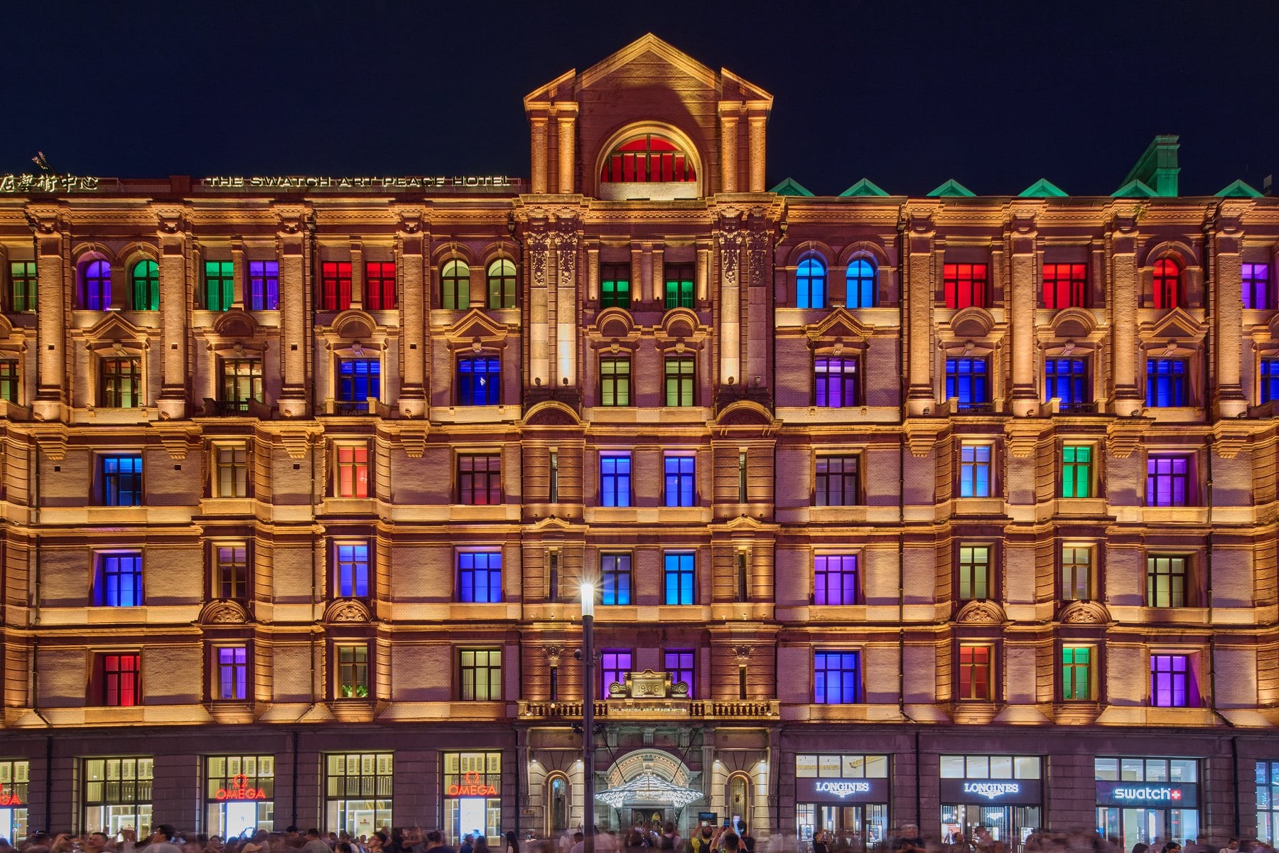 art peace hotel i shanghai upplyst på kvällen – swatchs konstnärsresidens på bund 19