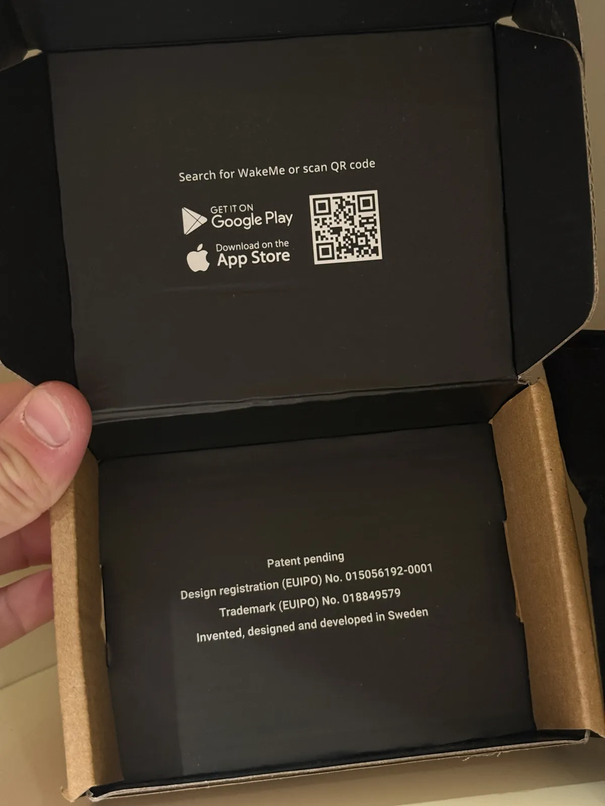 Insidan av wakeme-kartongen med qr-kod till appen och texten invented, designed and developed in sweden insidan av wakeme-kartongen med qr-kod till appen och texten invented, designed and developed in sweden