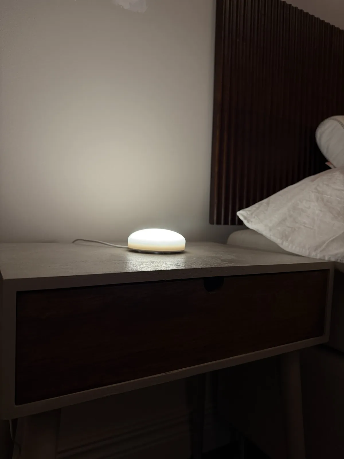 Wakeme wake-up light på ljusnivå 4 som lyser upp väggen vid sängen wakeme wake-up light på ljusnivå 4 som lyser upp väggen vid sängen