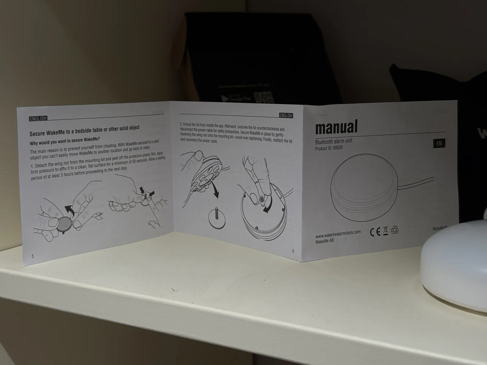 Wakeme manual som visar hur enheten skruvas fast på nattduksbordet för att förhindra fusk wakeme manual som visar hur enheten skruvas fast på nattduksbordet för att förhindra fusk