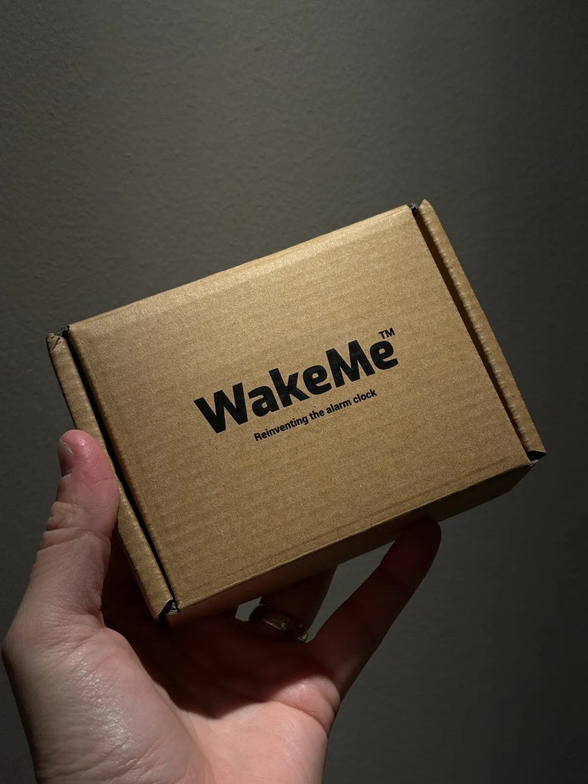 Wakeme väckarklocka i brun kartong med texten reinventing the alarm clock wakeme väckarklocka i brun kartong med texten reinventing the alarm clock