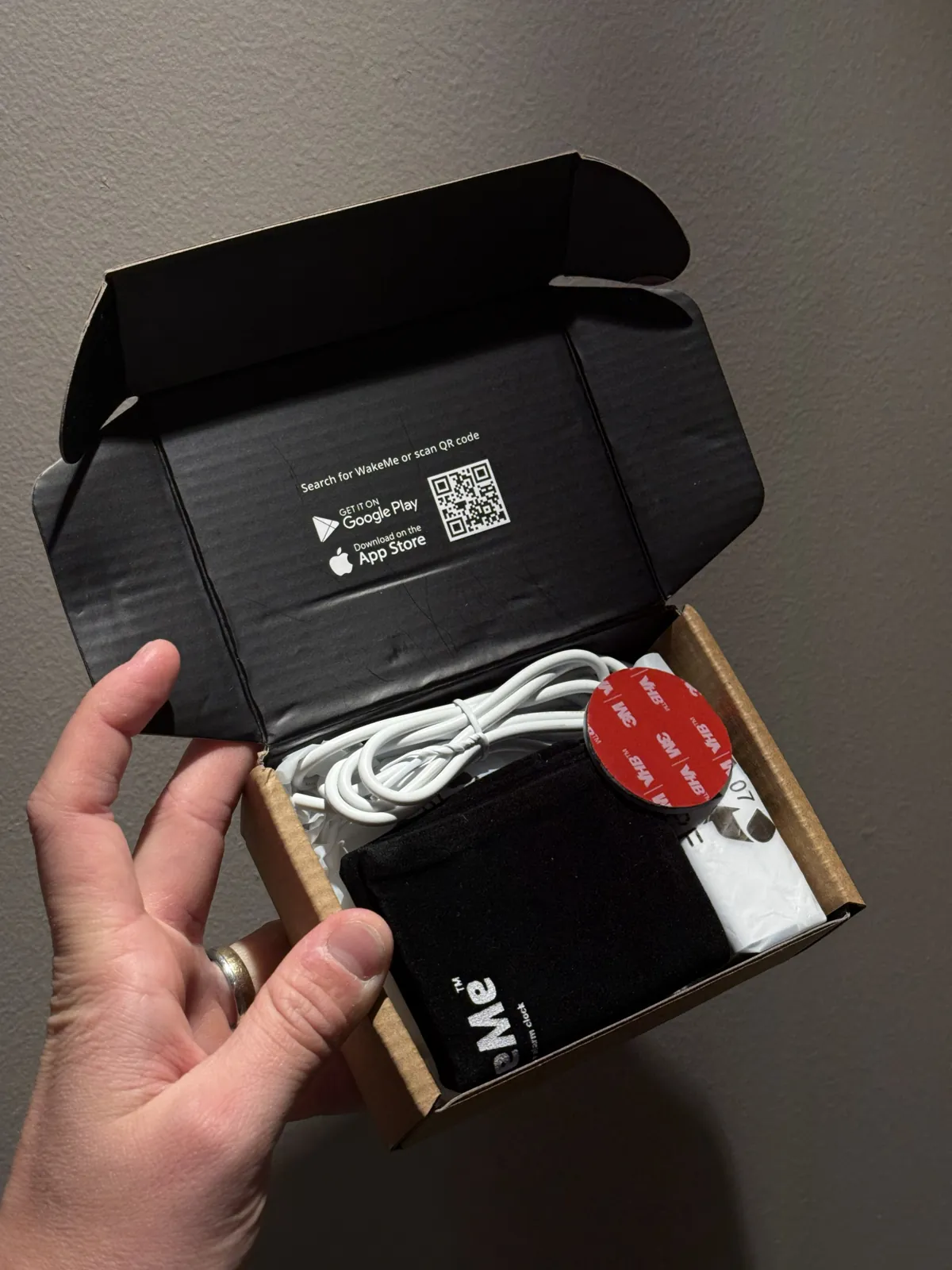 Uppackad wakeme-kartong med qr-kod till appen, förvaringspåse, kabel och monteringsplatta uppackad wakeme-kartong med qr-kod till appen, förvaringspåse, kabel och monteringsplatta