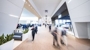besökare i utställningsgången på watches and wonders geneva i palexpo