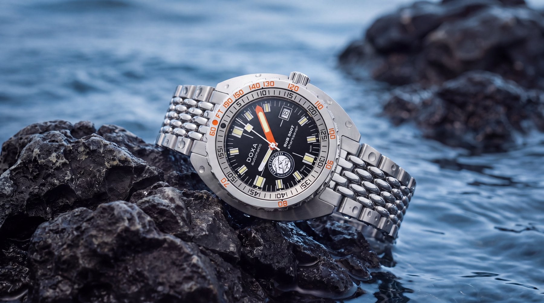 doxa sub 300t för fins attached fotograferad på klippor vid havet