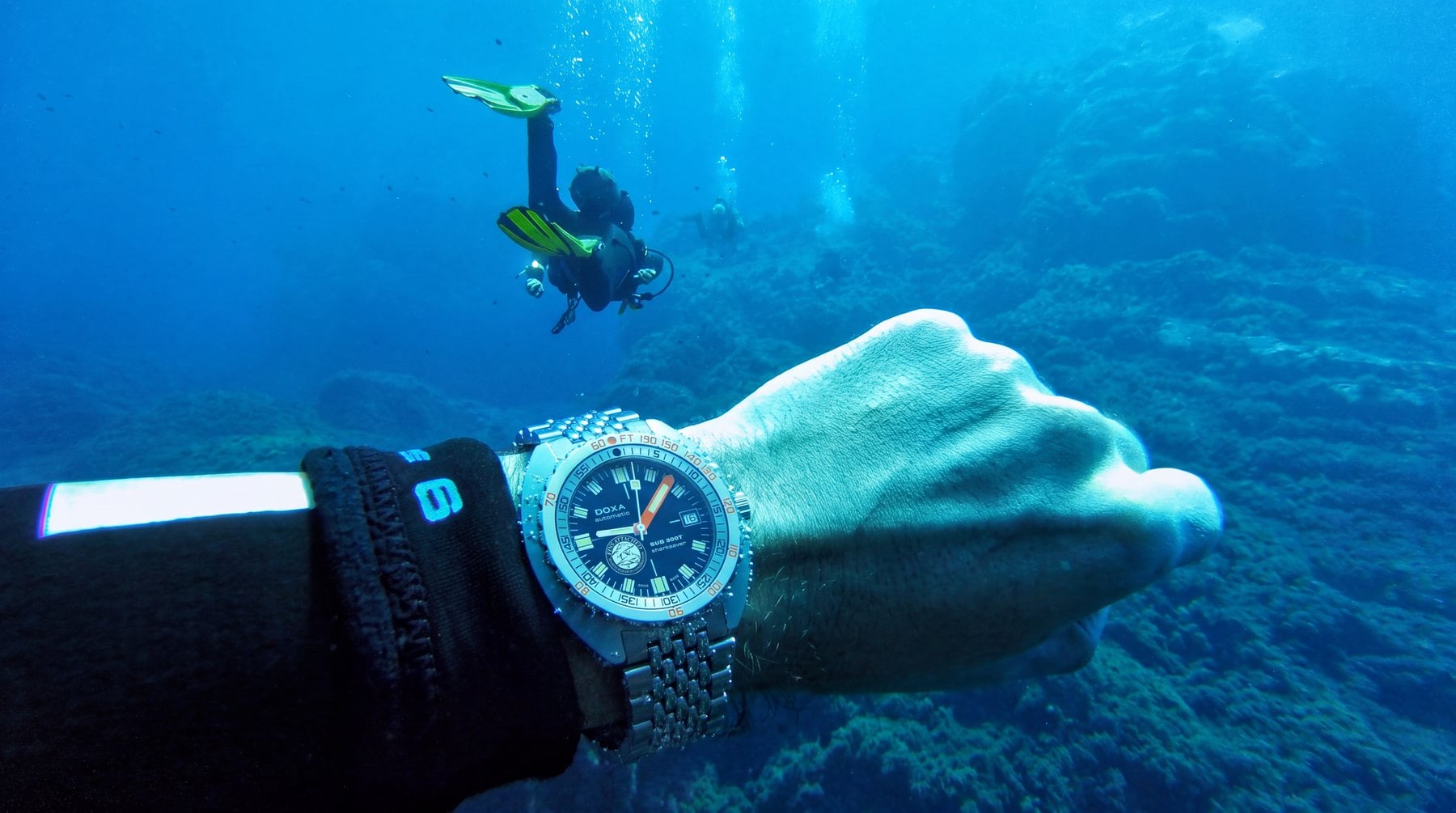 doxa sub 300t buren av en dykare under vattenytan