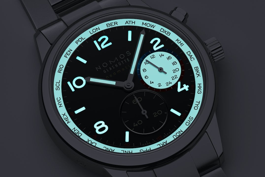 NOMOS Club Sport neomatik Worldtimer dark med svart emaljurtavla och världstidsvisning