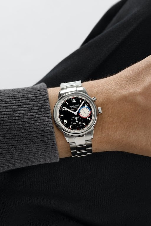 nomos club sport neomatik worldtimer dark buren på handleden