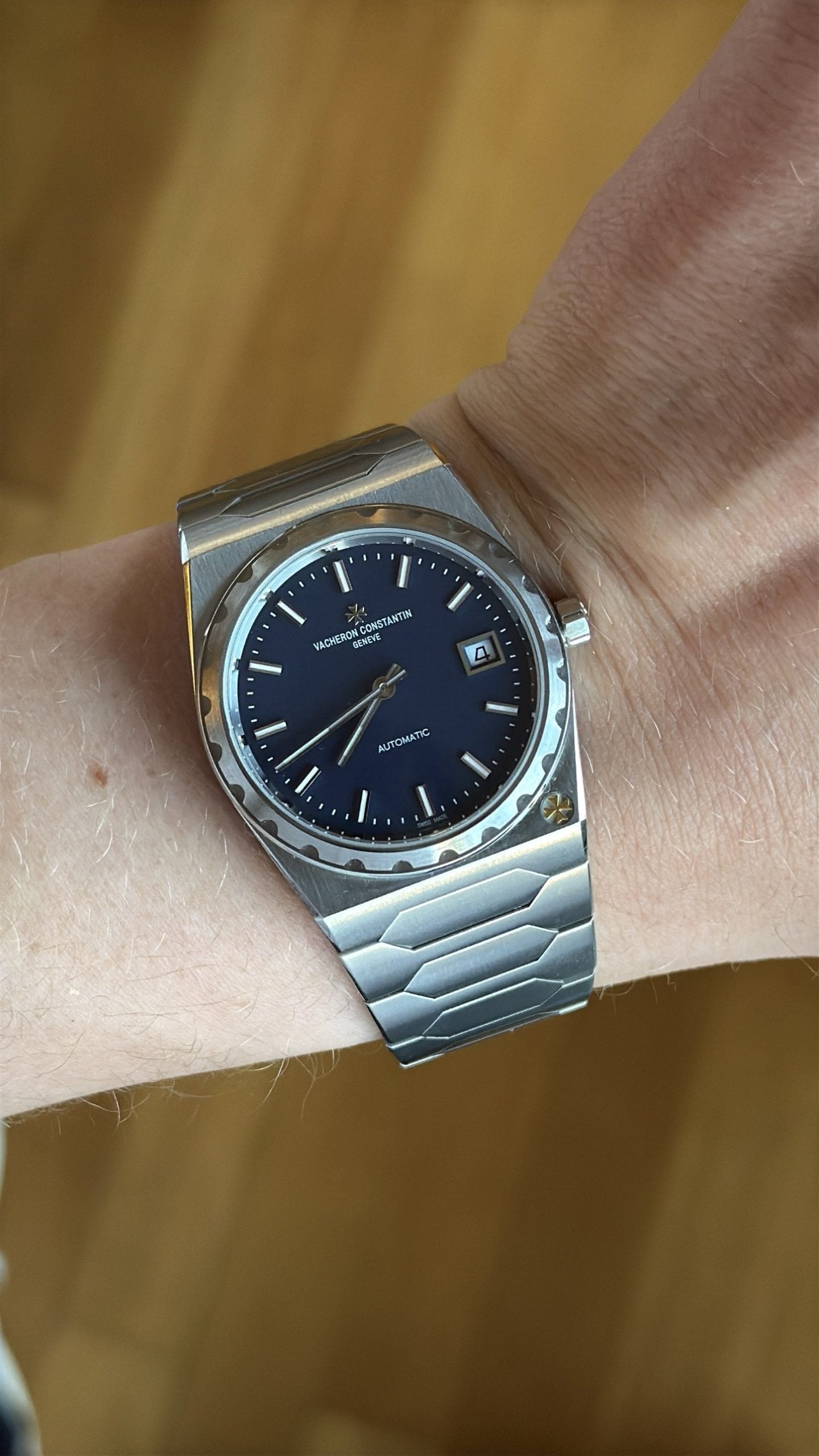 vacheron constantin historiques 222 i stål med blå urtavla och integrerat stålarmband på handleden